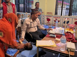 डा ओम फाउन्डेन्सनद्वारा निःशुल्क स्वास्थ्य शिविर सञ्चालन